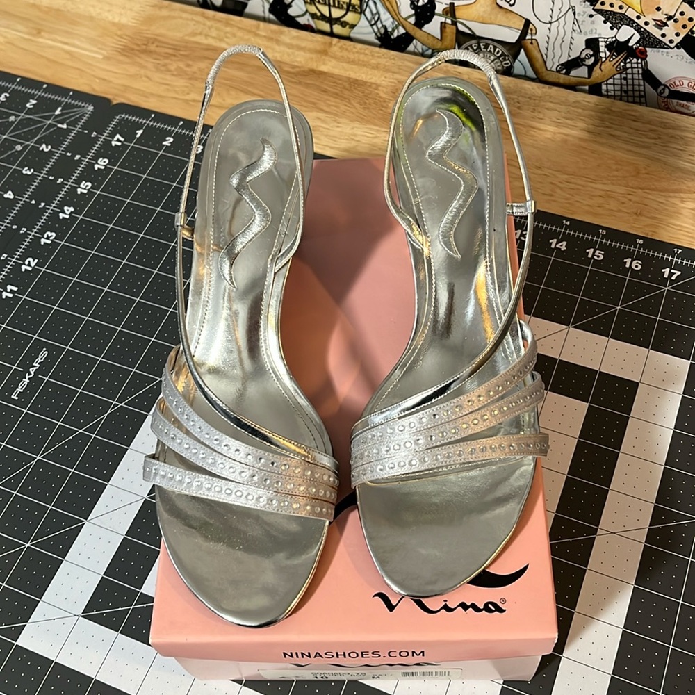 Nina silver Roy sandal size 10M NWOT